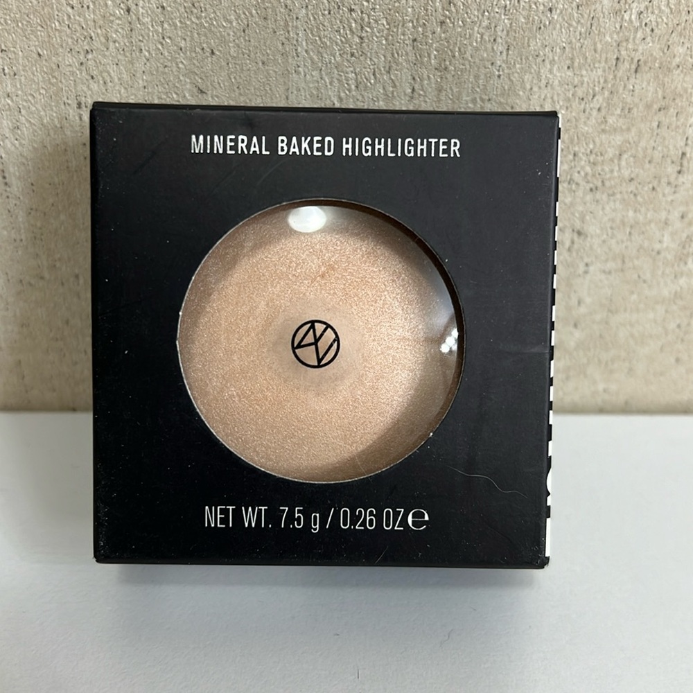 IL MAKIAGE MINERAL BAKED HIGHLIGHTER IN SHADE HALO